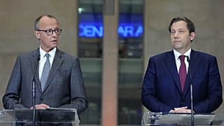 Friedrich Merz, a CDU és  Lars Klingbeil, az SPD elnöke Berlinben
