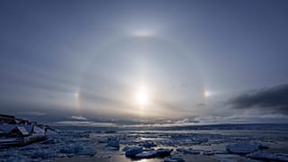 Закат на побережье морского залива Нуук, Гренландия, 7 марта 2025 г.