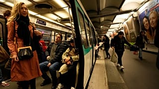 Пассажир стоит внутри поезда метро в районе Оберкампф к востоку от Парижа, Франция, 26 октября 2023 года.