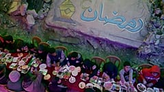 الفلسطينيون يقيمون وجبة سحور جماعية بجانب منازلهم المدمرة خلال شهر رمضان المبارك في خان يونس، جنوب قطاع غزة.
