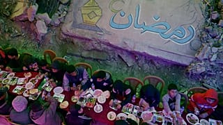 الفلسطينيون يقيمون وجبة سحور جماعية بجانب منازلهم المدمرة خلال شهر رمضان المبارك في خان يونس، جنوب قطاع غزة.