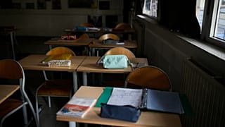 Güney Fransa'nın Marsilya kentindeki Gaston Defferre Koleji'nde öğrenciler ve eğitimciler dışarıda saygı duruşunda bulunurken boş bir sınıf, 16 Ekim 2023.