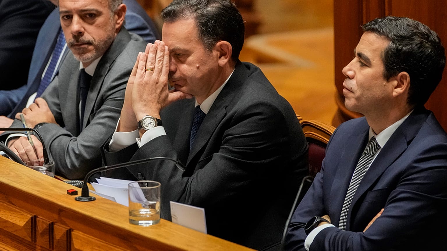 Portekiz Başbakanı Luis Montenegro (ortada) Lizbon'daki Portekiz parlamentosunda güvenoyu oylaması öncesinde yapılan bir tartışma sırasında, 11 Mart 2025