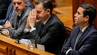 El primer ministro portugués, Luis Montenegro, segundo a la derecha, gesticula durante un debate previo a la votación de su cuestión de confianza en el Parlamento portugués.