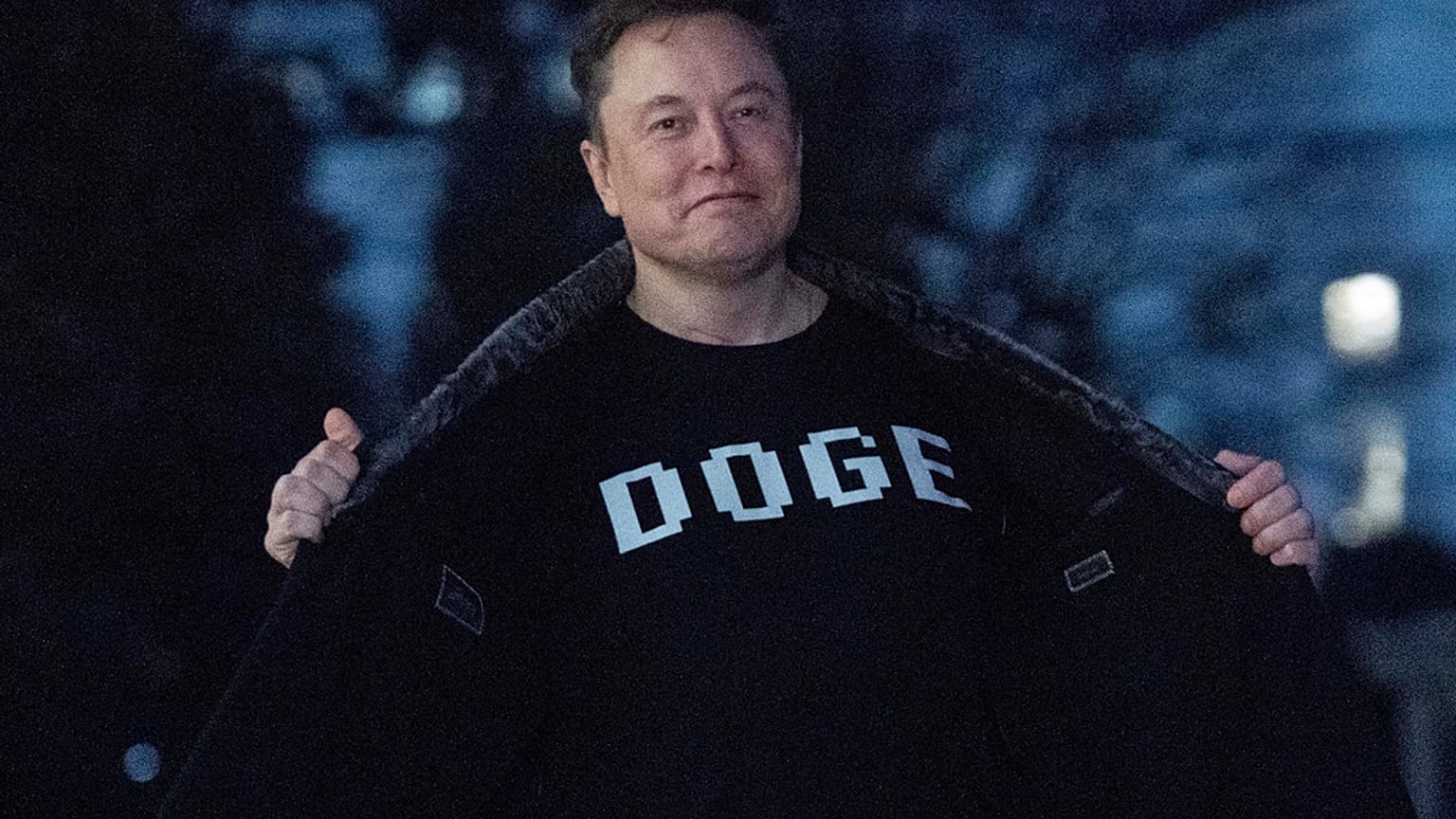 Musk, başında olduğu Hükümet Verimliliği Birimi'nin (DOGE) tişörtünü giyiyor