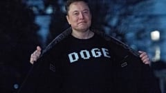 Musk, başında olduğu Hükümet Verimliliği Birimi'nin (DOGE) tişörtünü giyiyor