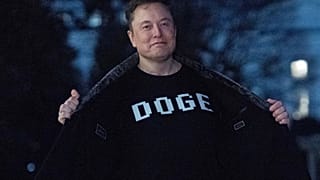 Musk, başında olduğu Hükümet Verimliliği Birimi'nin (DOGE) tişörtünü giyiyor