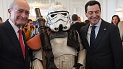 Ο Francisco de la Torre, δήμαρχος της Μάλαγα, και ο Juan Manuel Moreno, πρόεδρος της περιφερειακής κυβέρνησης της Ανδαλουσίας, ποζάρουν με χαρακτήρες από το έπος του "Πολέμου των Άστρων".
