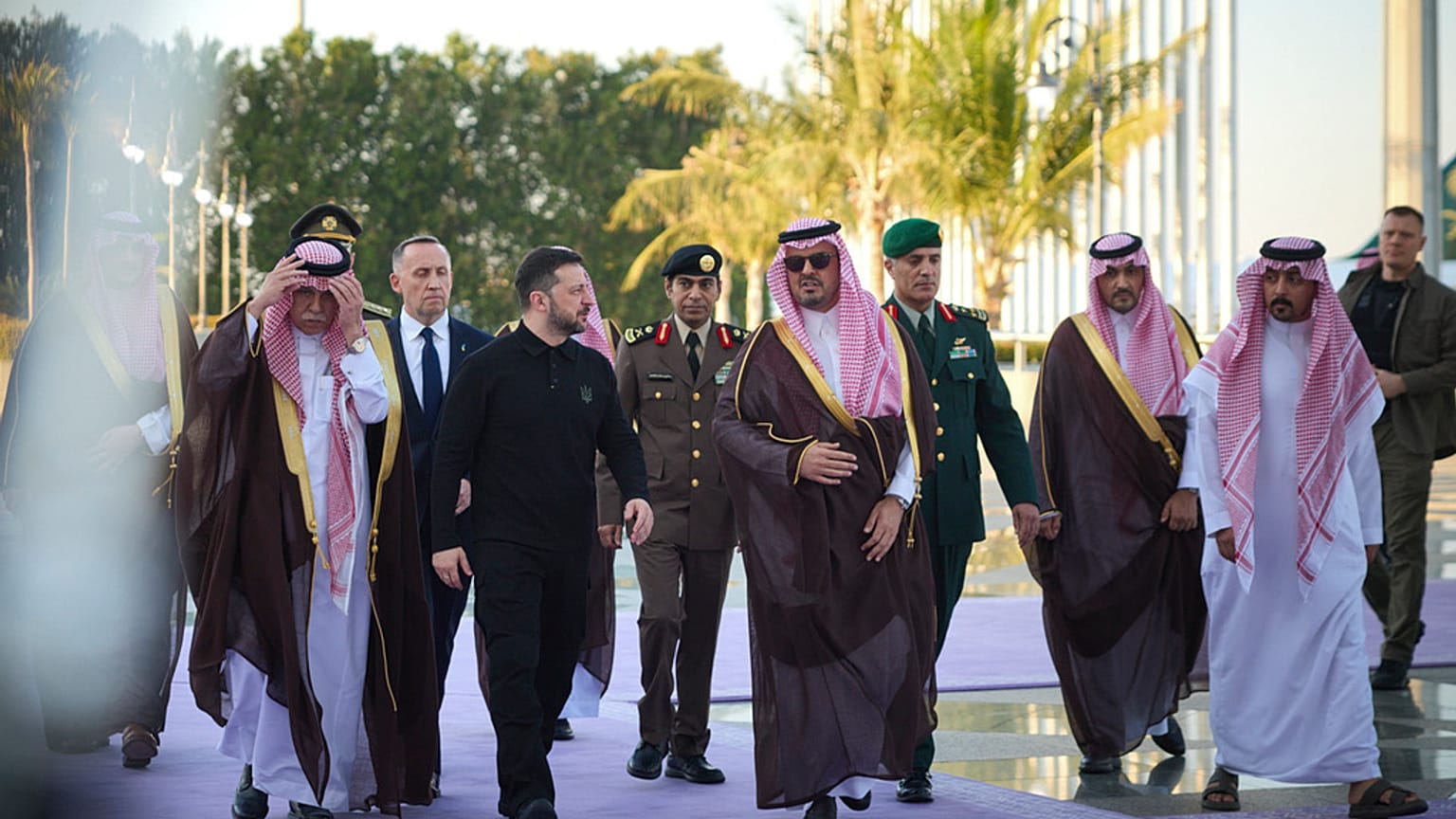 Volodymyr Zelenskyy, ao centro à esquerda, encontra-se com o príncipe Saud bin Mishaal, vice-governador da região de Meca da Arábia Saudita