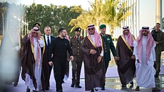 Volodymyr Zelenskyy, ao centro à esquerda, encontra-se com o príncipe Saud bin Mishaal, vice-governador da região de Meca da Arábia Saudita
