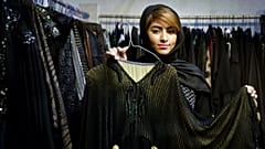 13 Nisan 2013 tarihli fotoğrafta, Marayer Fashion'dan Emirlikli moda tasarımcısı Umm Sultan, Dubai, BAE'deki bir defile sırasında kendi tasarladığı bir abayayı sunuyor