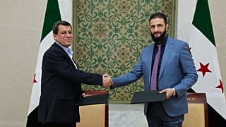 Abdi ve Şara anlaşma sonrası el sıkışıyor.
