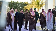 صورة تجمع الرئيس الأوكراني فولوديمير زيلينسكي مع الأمير سعود بن مشعل، نائب أمير منطقة مكة المكرمة، في الرياض، الاثنين 10 مارس 2025.