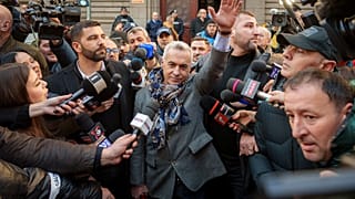 Călin Georgescu a sajtó gyűrűjében üdvözli támogatóit