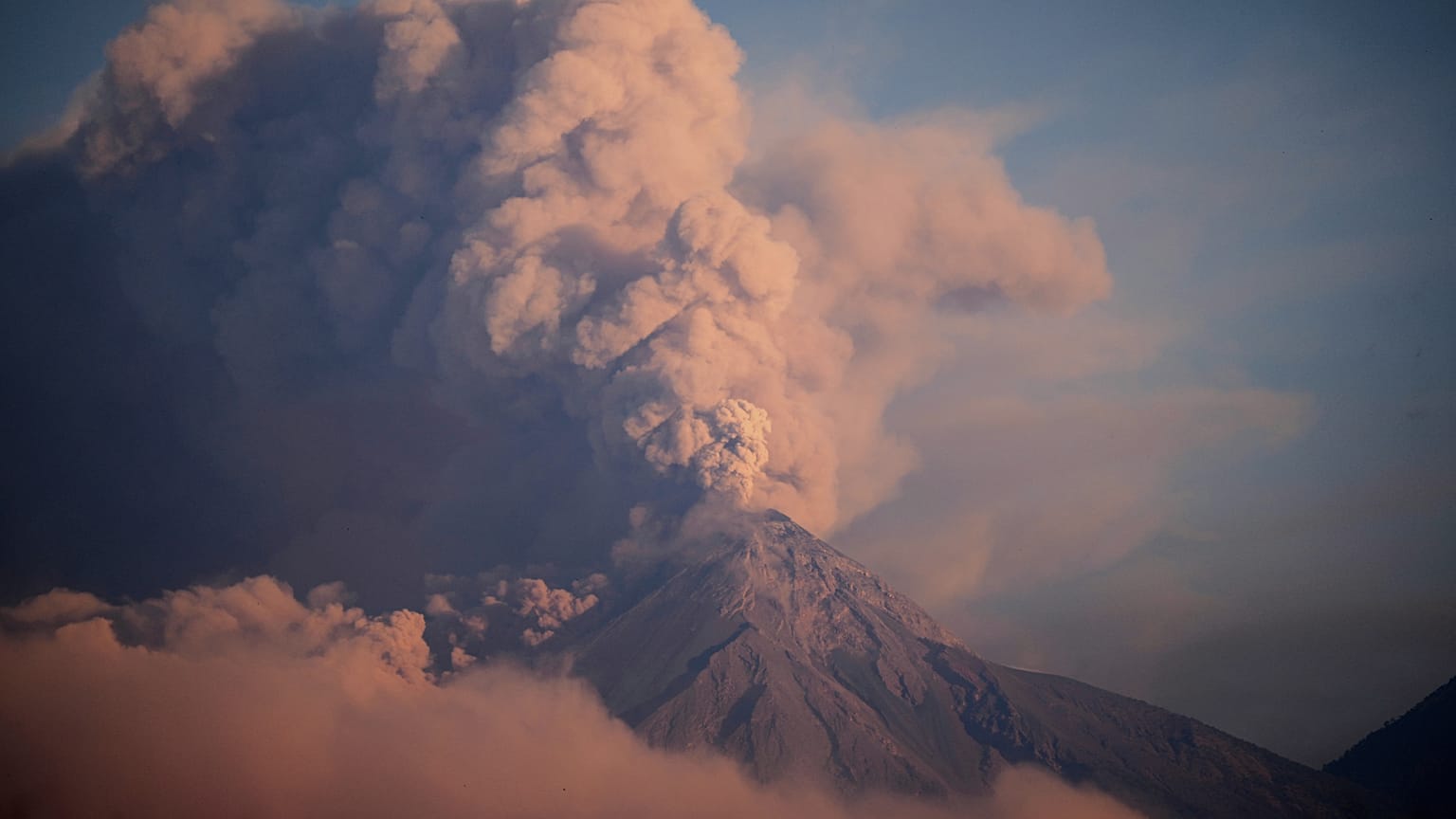 Fuego, 10 Mart 2025 Pazartesi günü Palin, Guatemala'dan görüldüğü üzere yoğun bir kül bulutu püskürtüyor.