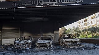 صورة أرشيفية لسيارات محترقة موجودة في مرآب مفتوح بعد موجة العنف الأخيرة  في10 مارس في مدينة جبلة