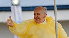 Sarı bir yağmurluk giyen Papa Francis, 17 Ocak 2015 Cumartesi günü Filipinler'in Tacloban şehrinde