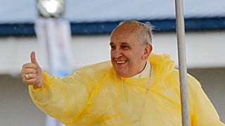 Sarı bir yağmurluk giyen Papa Francis, 17 Ocak 2015 Cumartesi günü Filipinler'in Tacloban şehrinde
