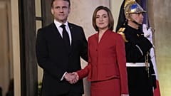 El presidente francés, Emmanuel Macron, recibe a la presidenta de Moldavia, Maia Sandu, el lunes 10 de marzo de 2025 en el Palacio del Elíseo en París.