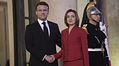Fransa Cumhurbaşkanı Emmanuel Macron, Moldova Cumhurbaşkanı Maia Sandu'yu 10 Mart 2025 Pazartesi günü Paris'teki Elysee Sarayı'nda ağırlıyor.