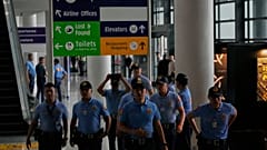 Sicherheitsbeamte patrouillieren am Flughafen nach der Verhaftung des ehemaligen Präsidenten Rodrigo Duterte in Manila, Philippinen, Dienstag, 11. März 2025.