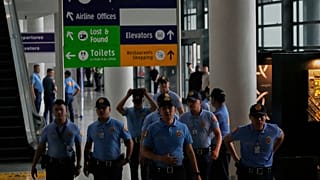 Des agents de sécurité patrouillent à l'aéroport après l'arrestation de l'ancien président Rodrigo Duterte, à Manille, aux Philippines, le mardi 11 mars 2025.