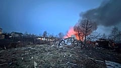 Dieses vom offiziellen Telegrammkanal des Gouverneurs der Region Moskau, Andrej Worobjew, veröffentlichte Foto zeigt den Ort, an dem eine der abgeschossenen ukrainischen Drohnen abgestürzt ist, außerhalb von Moskau, Russland
