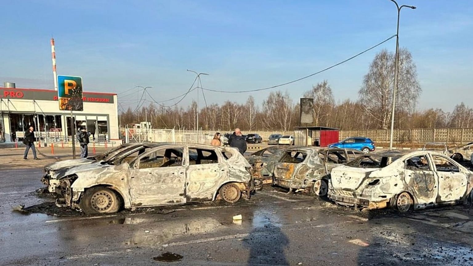 Carros danificados após ataque em Domedovo, nos arredores de Moscovo.