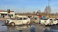 Carros danificados após ataque em Domedovo, nos arredores de Moscovo.