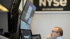 Varias personas trabajan en el parqué de opciones de la Bolsa de Nueva York, el martes 4 de marzo de 2025.