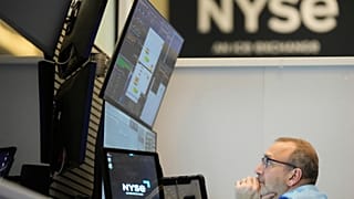 Emberek dolgoznak az opciós parketten a New York-i tőzsdén New Yorkban, 2025. március 4-én, kedden.