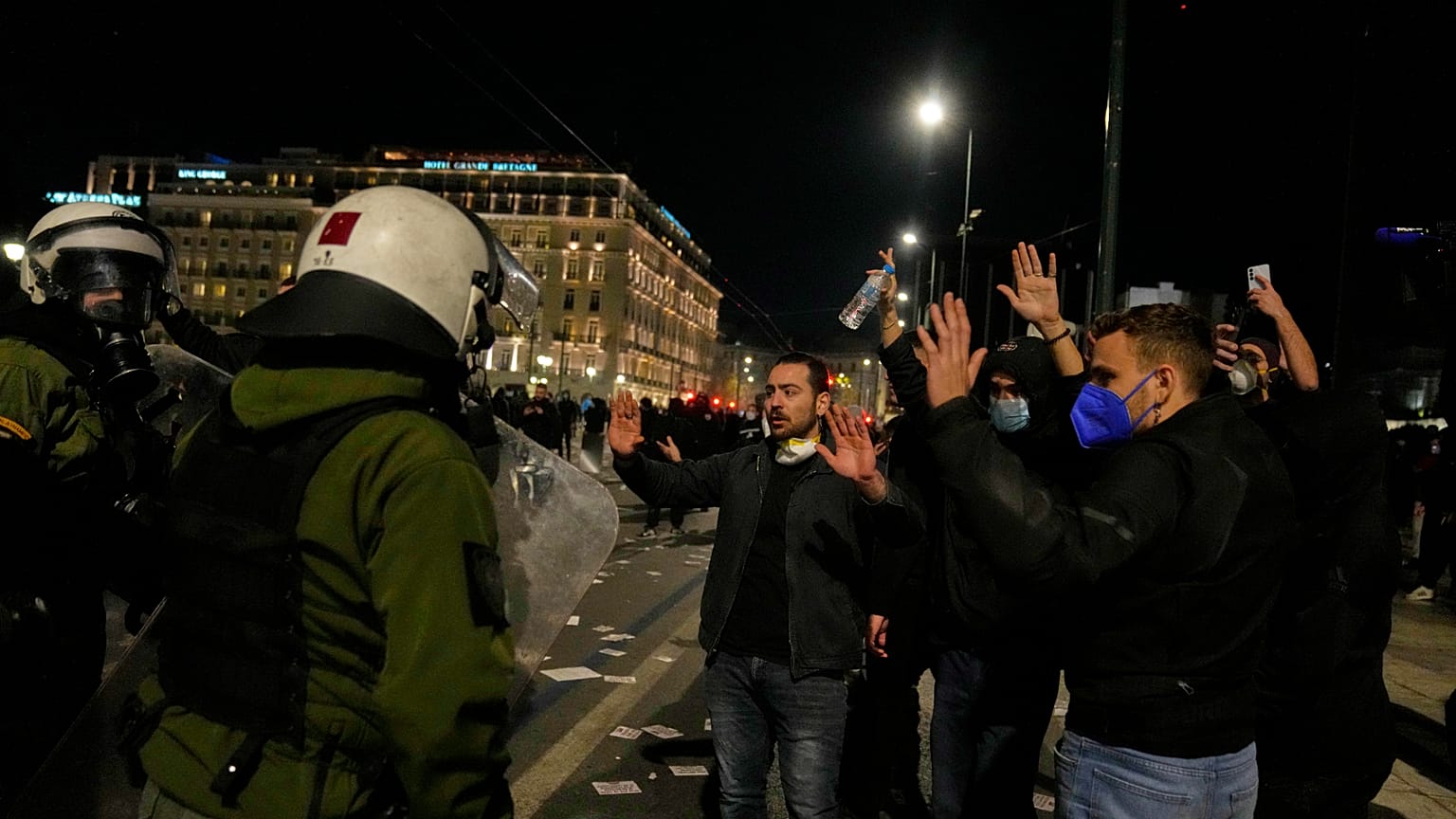 Protestujący podnoszą ręce podczas starć z policją, po tym jak greckie partie opozycyjne rzuciły wyzwanie centroprawicowemu rządowi kraju / zdj. ilustracyjne 