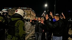 Protestujący podnoszą ręce podczas starć z policją, po tym jak greckie partie opozycyjne rzuciły wyzwanie centroprawicowemu rządowi kraju / zdj. ilustracyjne 