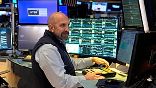 La gente trabaja en el parqué de la Bolsa de Nueva York, el martes 4 de marzo de 2025.