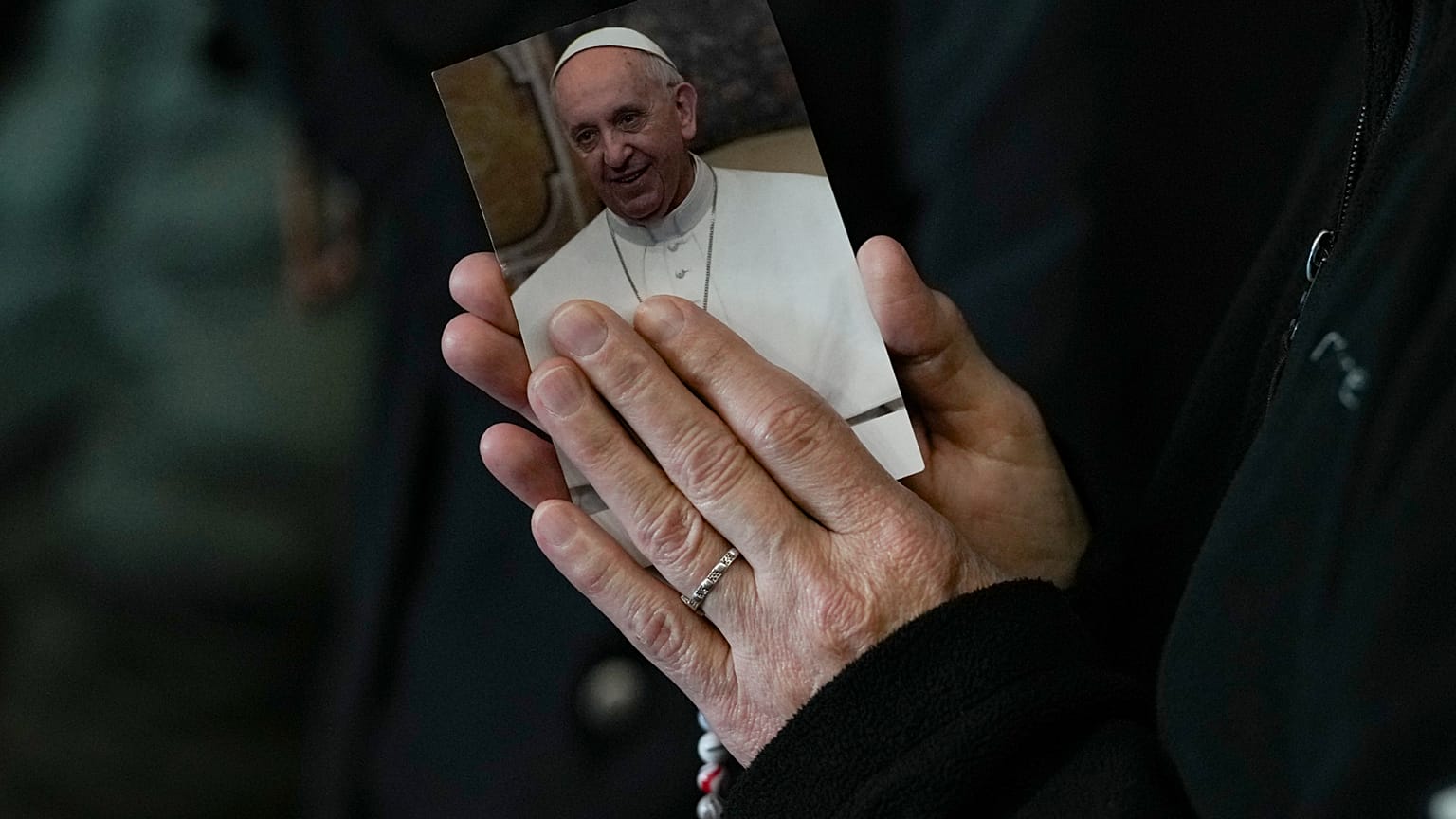 Eine Nonne nimmt am Rosenkranzgebet für Papst Franziskus auf dem Petersplatz im Vatikan teil (10. März 2025)