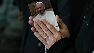 Eine Nonne nimmt am Rosenkranzgebet für Papst Franziskus auf dem Petersplatz im Vatikan teil (10. März 2025)