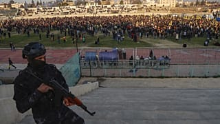 Kurd fegyveres őriz egy PKK-párti rendezvényt az északkelet-szíriai Qamishli-ben