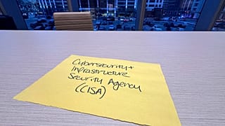 Une place réservée à un représentant de l'Agence pour la cybersécurité et la sécurité des infrastructures est vacante lors d'une réunion en février 2025.
