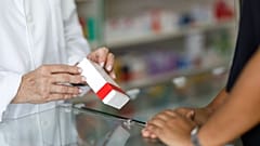 Um farmacêutico dá o tratamento a um doente.