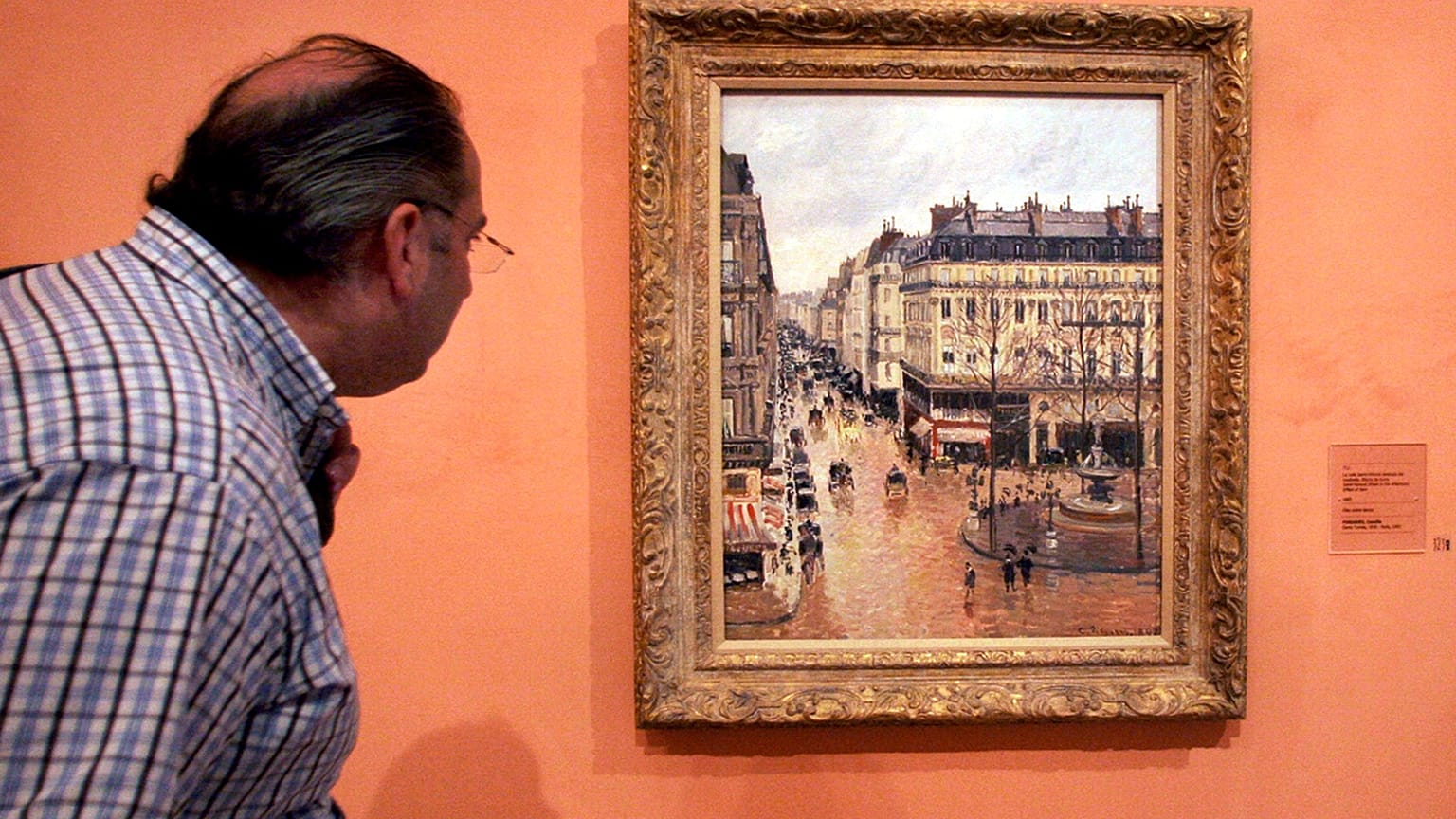 Camille Pissarro'nun 1897 tarihli "Rue Saint-Honoré, öğleden sonra. Yağmurun etkisi" adlı tablosu 1939 yılında Naziler tarafından Yahudi bir kadından çalındı.