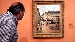 Camille Pissarro'nun 1897 tarihli "Rue Saint-Honoré, öğleden sonra. Yağmurun etkisi" adlı tablosu 1939 yılında Naziler tarafından Yahudi bir kadından çalındı.