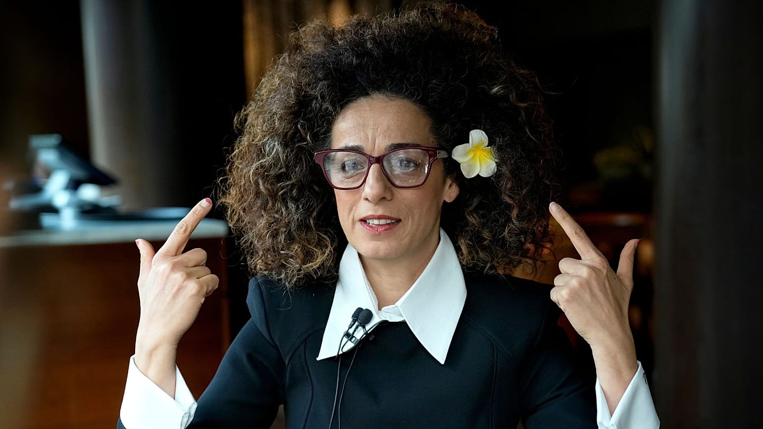 FILE - Masih Alinejad, 48 anni, importante attivista iraniano-americano per i diritti umani, rilascia un'intervista alla stampa a Berlino, il 9 novembre 2024.