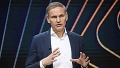 Oliver Blume, Vorstandsvorsitzender der Volkswagen AG und der Porsche AG, spricht auf der Jahrespressekonferenz des Volkswagen-Konzerns in Wolfsburg, Deutschland.
