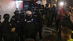 Rendőrök hatolnak be a szerb közmédia épületébe