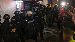 Rendőrök hatolnak be a szerb közmédia épületébe