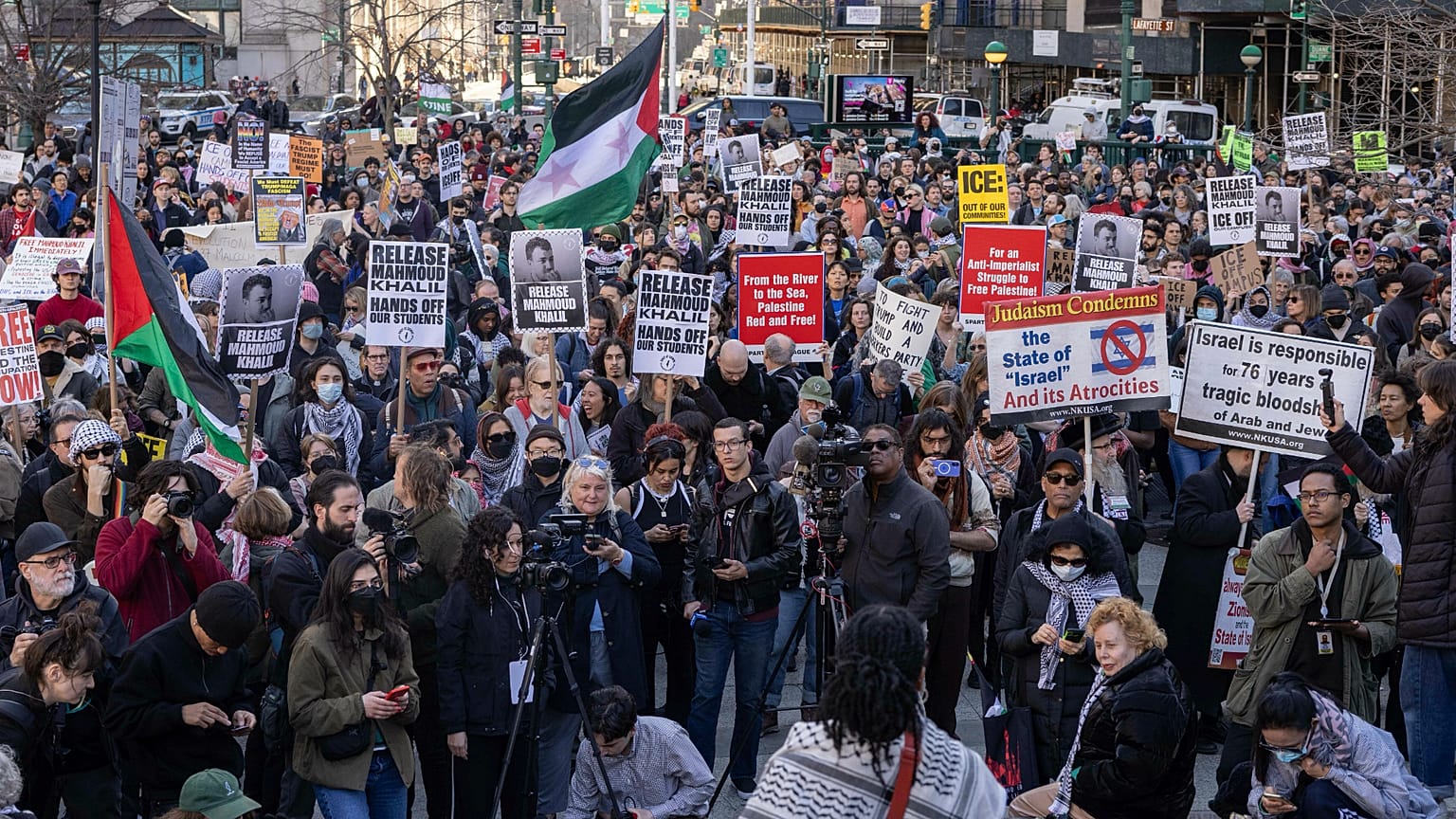 متظاهرون يتجمعون في نيويورك في مظاهرة لدعم الناشط الفلسطيني محمود خليل في 10 مارس/آذار 2025.