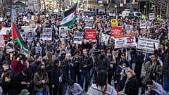 متظاهرون يتجمعون في نيويورك في مظاهرة لدعم الناشط الفلسطيني محمود خليل في 10 مارس/آذار 2025.