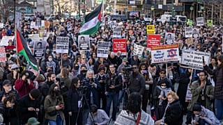 متظاهرون يتجمعون في نيويورك في مظاهرة لدعم الناشط الفلسطيني محمود خليل في 10 مارس/آذار 2025.