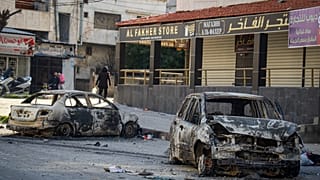 سيارات محترقة في مدينة جبلة في المنطقة الساحلية السورية، الاثنين 10 مارس/آذار 2025.