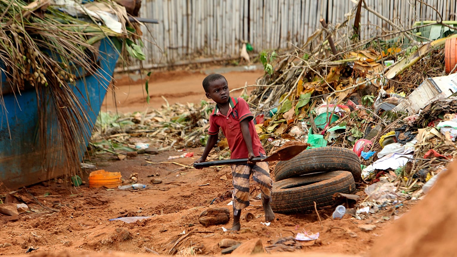 FÁJLFOTÓ - Egy fiatal fiú lapáttal takarítja az utat a mozambiki Pemba városában, 2019. május 2-án, csütörtökön.